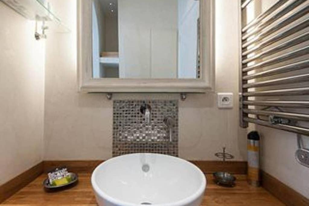 Barla 3 - A Spacious One Bedroom Apartment Near Place Garibaldi Nisa Exterior foto